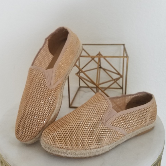 Shoes - Rouge mesh gold shoes.